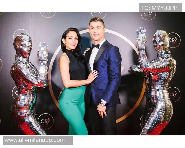 小特朗普与女友合影C罗乔治娜感慨椭圆形办公室的意外邂逅与人生奇遇