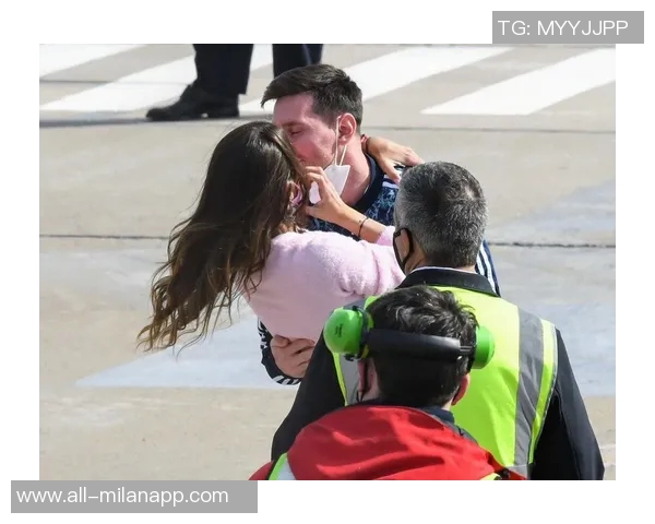 梅西与安东内拉泳池旁甜蜜拥吻社媒晒照引发热议